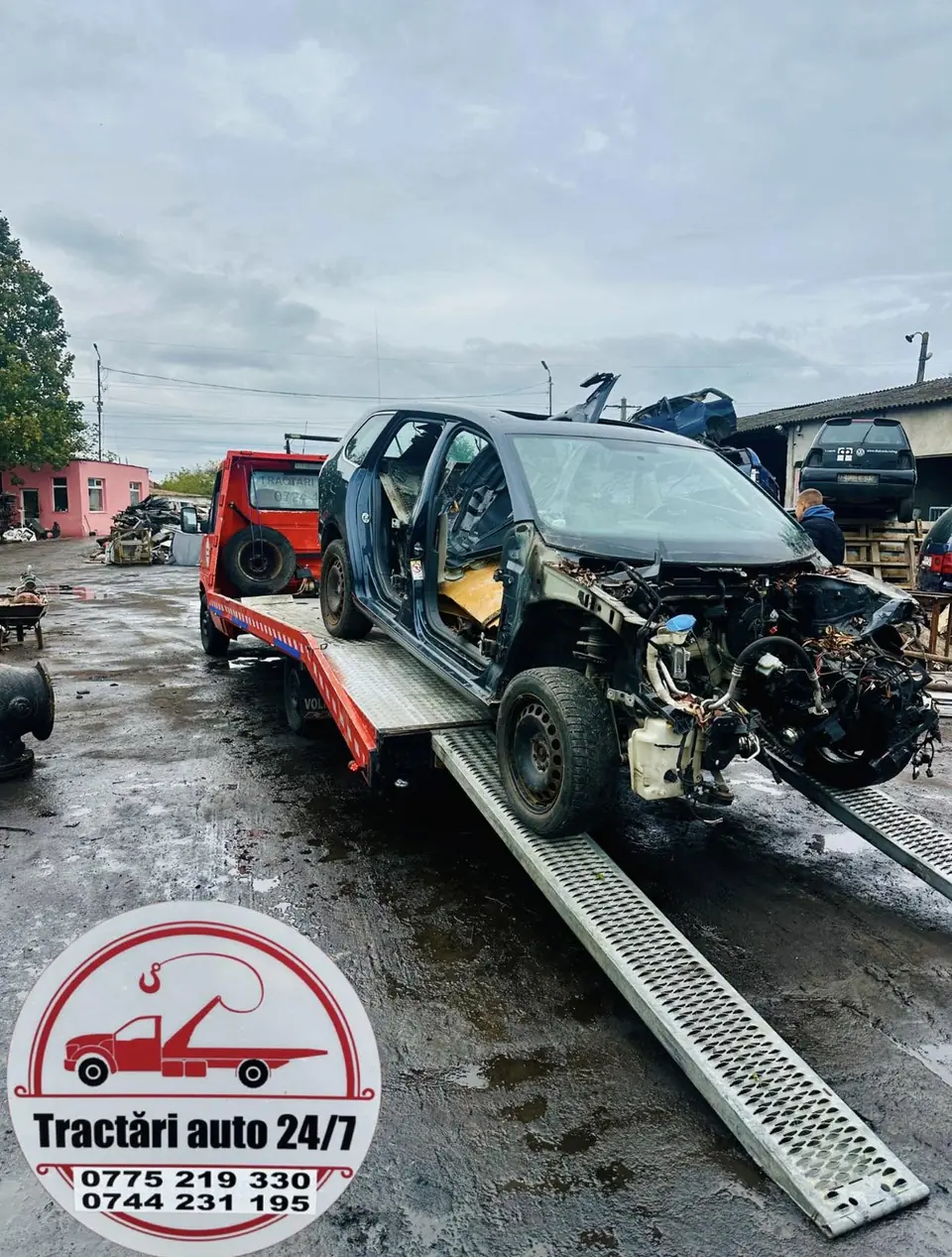 Mașină grav avariată după un accident, urcată pe platforma noastră