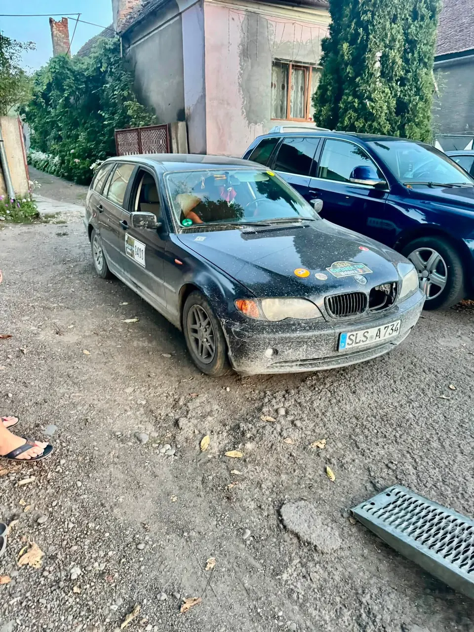 Autoturism avariat, așteptând să fie preluat
