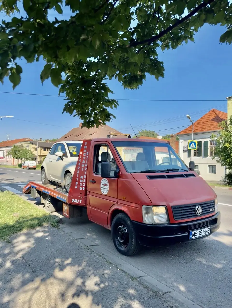 Platforma noastră încărcată, oprită la umbra unui copac