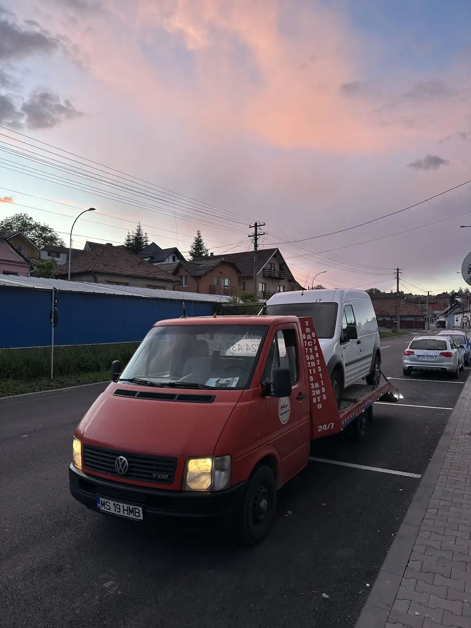 Platforma noastră la apus, sub un cer roz, cu o mașină pe ea