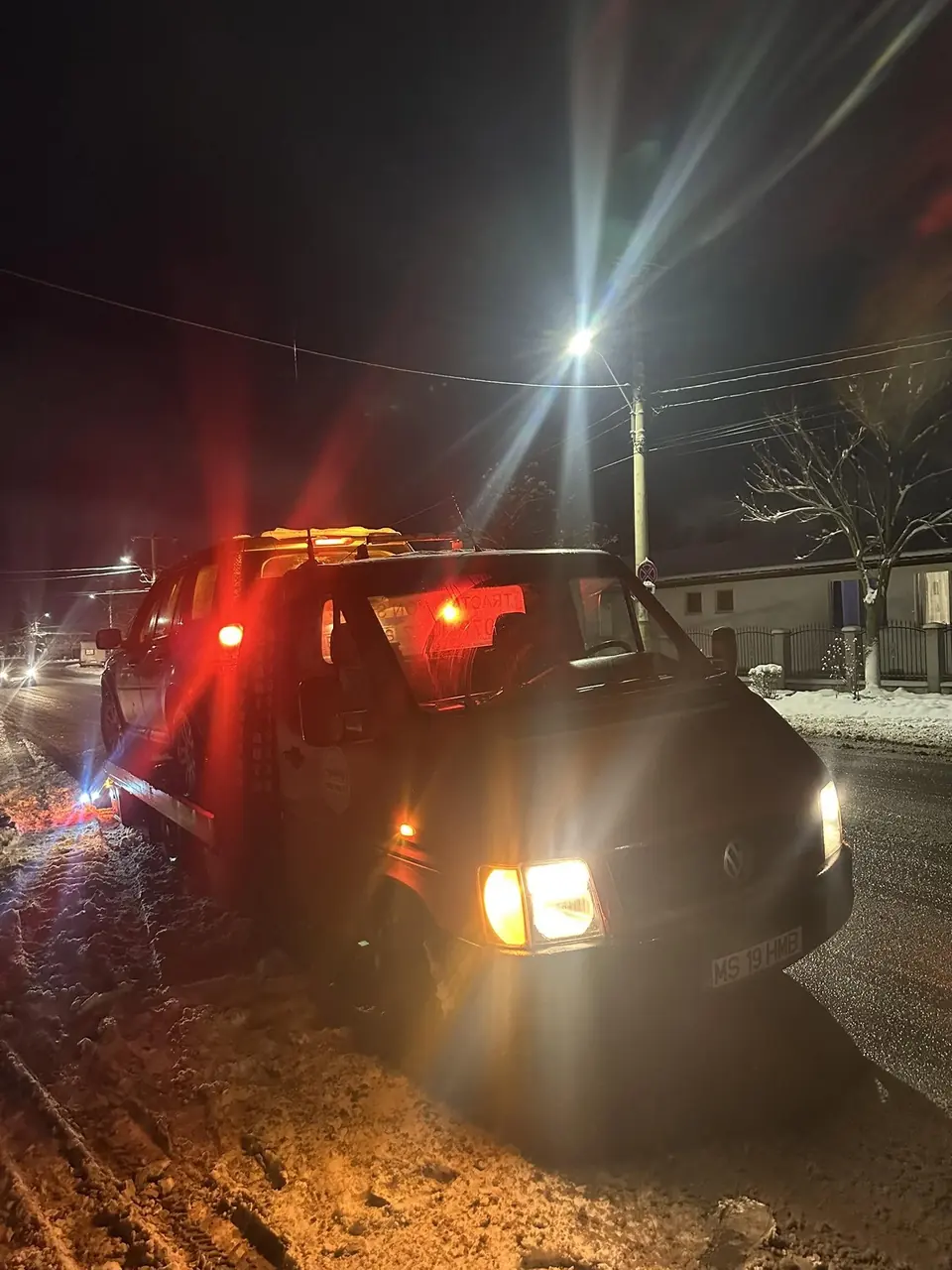 Intervenție pe întuneric, luminată doar de girofar și de stopuri