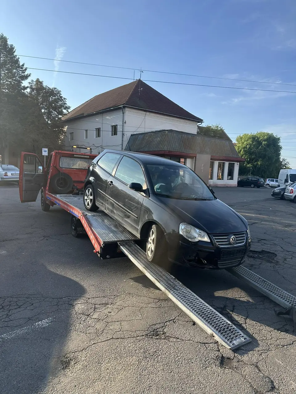 Autoturism urcat pe rampe, cu troliul, pe platformă