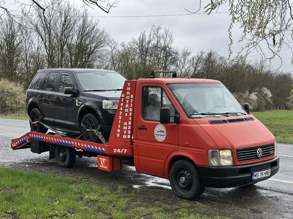 SUV de teren pe platformă, pe un drum de țară