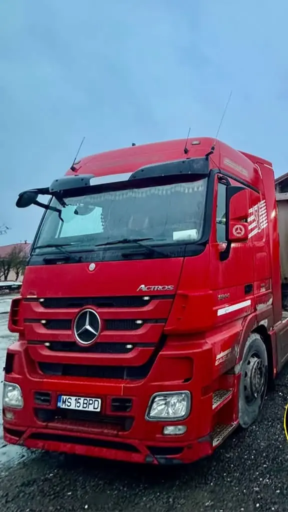 Camion Mercedes Actros în fața vulcanizării din Petelea