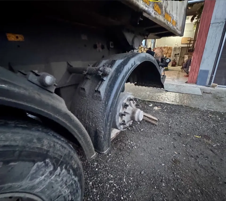 Roată de camion demontată, la vulcanizarea din Petelea