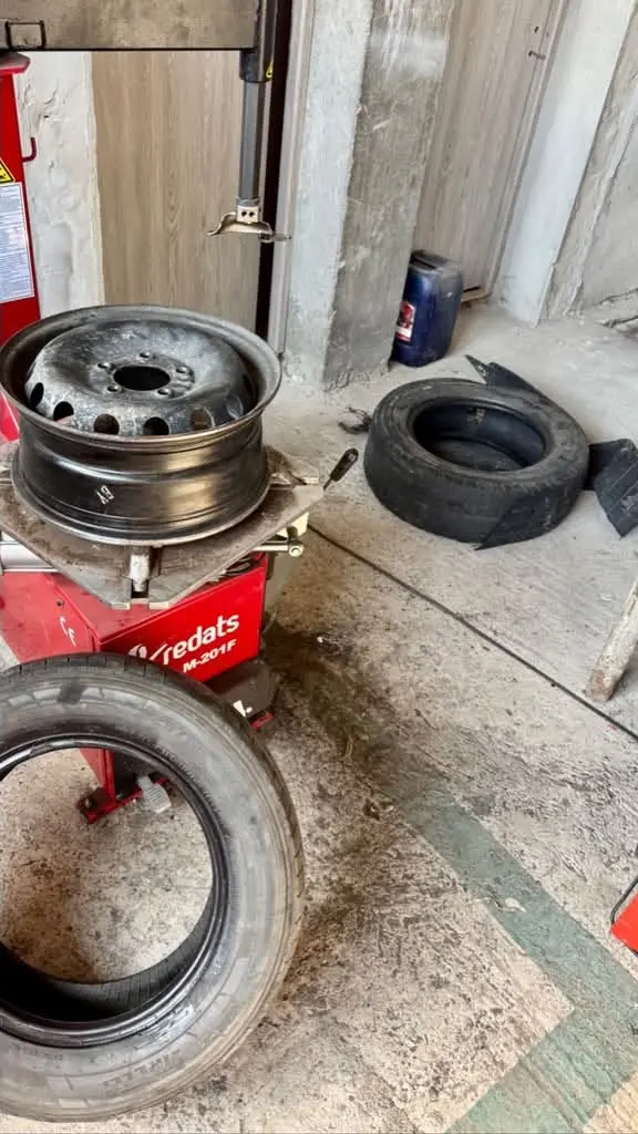 Jantă și anvelopă de autoturism, la montat