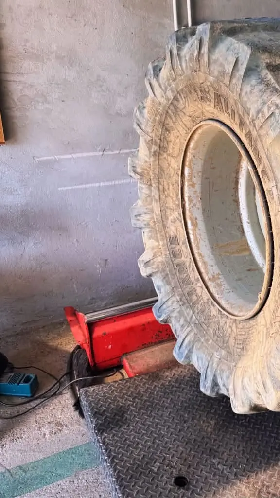 Anvelopă mare de tractor, pe mașina de montat anvelope